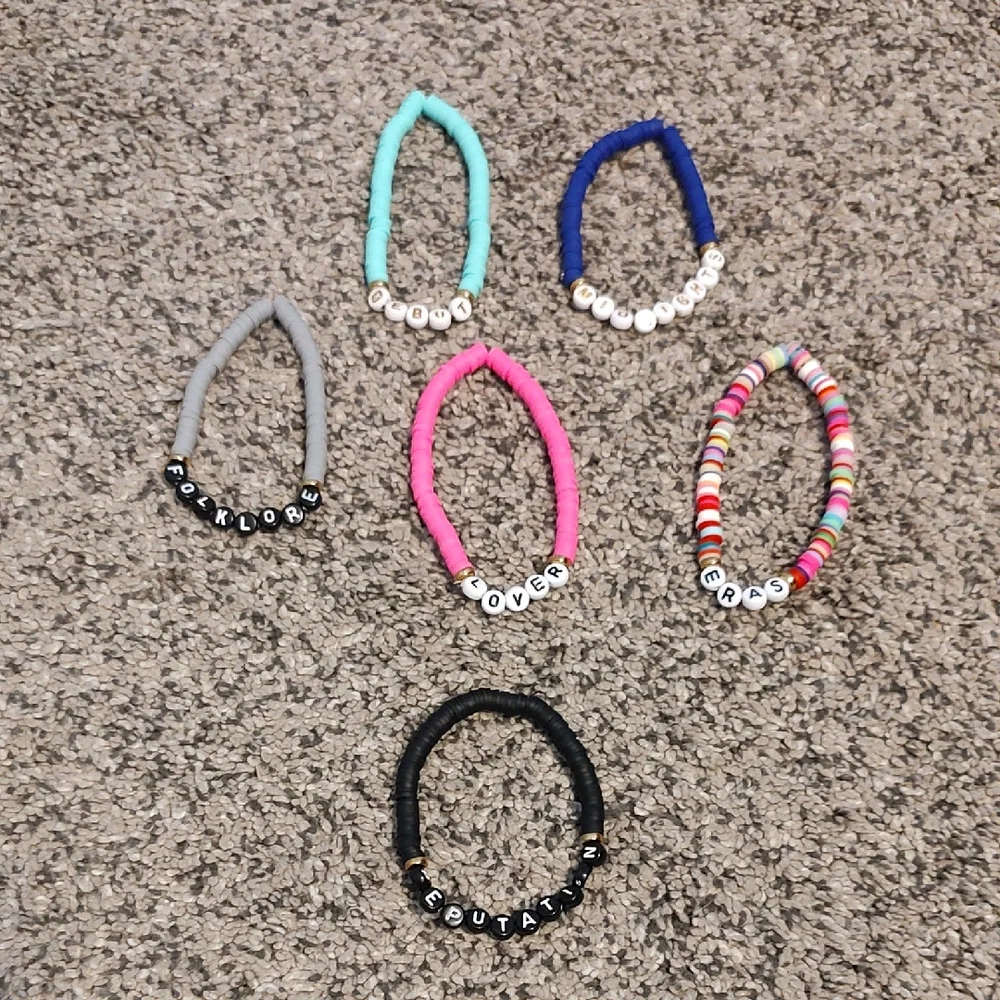 Taylor Swift Colorful Beaded Bracelets Set - Picture 2 of 8